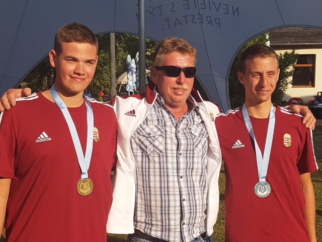 Balról: Szász Tamás Európa-bajnok, Császár Andor edző, Várszegi Vendel ezüstérmes búvár